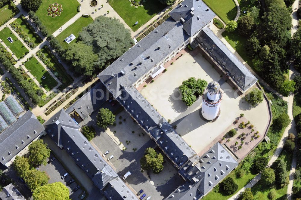 Aerial photograph Bad Homburg - Schloss Bad Homburg in Homburg, Hessen. Das ehemalige Domizil der Landgrafen von Hessen-Homburg und spätere Sommerresidenz der preußischen Könige und deutschen Kaiser wurde im späten 17. Jahrhundert erbaut. Das markanteste Merkmal ist der aus dem 14. Jahrhundert stammende weiße Bergfried, der die Anlage überragt. Das Schloss ist unter der Verwaltung der Staatlichen Schlösser und Gärten in Hessen. Castle Bad Homburg in Homburg, Hesse. The former domicile of the landgraves of Hesse-Homburg and later the prussian kings and german emperors summer residence has been built in the late seventeenth century. Striking is the white keep, it dates back to the fourteenth century. The castle is under administration of the national castles and gardens in Hesse.