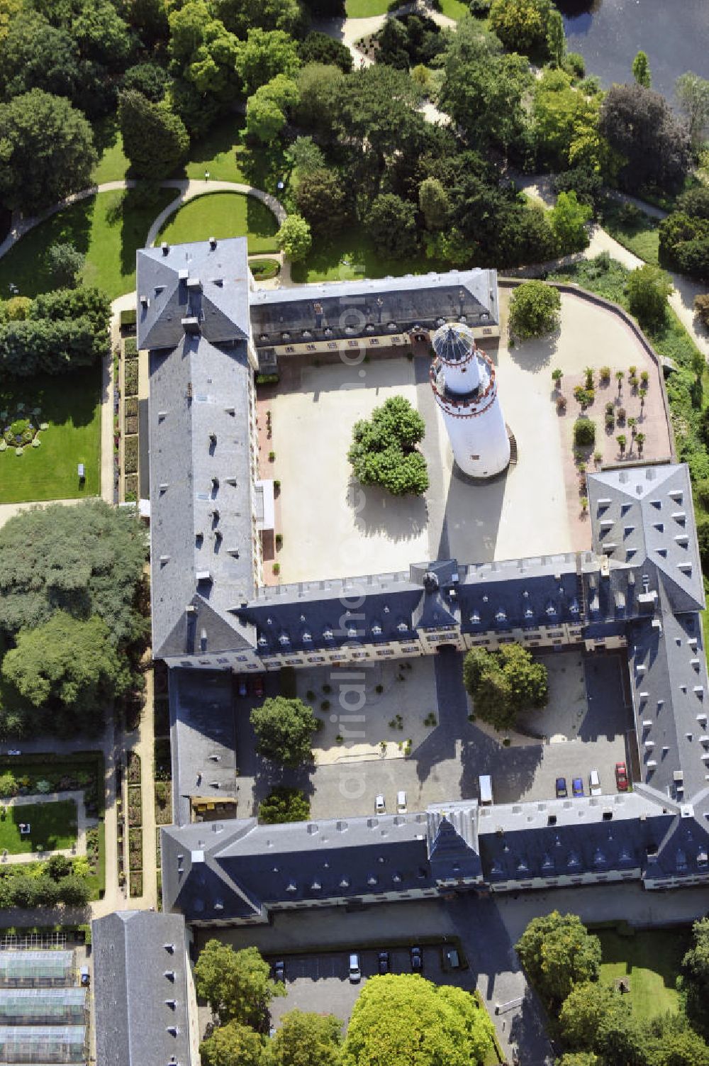 Bad Homburg from above - Schloss Bad Homburg in Homburg, Hessen. Das ehemalige Domizil der Landgrafen von Hessen-Homburg und spätere Sommerresidenz der preußischen Könige und deutschen Kaiser wurde im späten 17. Jahrhundert erbaut. Das markanteste Merkmal ist der aus dem 14. Jahrhundert stammende weiße Bergfried, der die Anlage überragt. Das Schloss ist unter der Verwaltung der Staatlichen Schlösser und Gärten in Hessen. Castle Bad Homburg in Homburg, Hesse. The former domicile of the landgraves of Hesse-Homburg and later the prussian kings and german emperors summer residence has been built in the late seventeenth century. Striking is the white keep, it dates back to the fourteenth century. The castle is under administration of the national castles and gardens in Hesse.