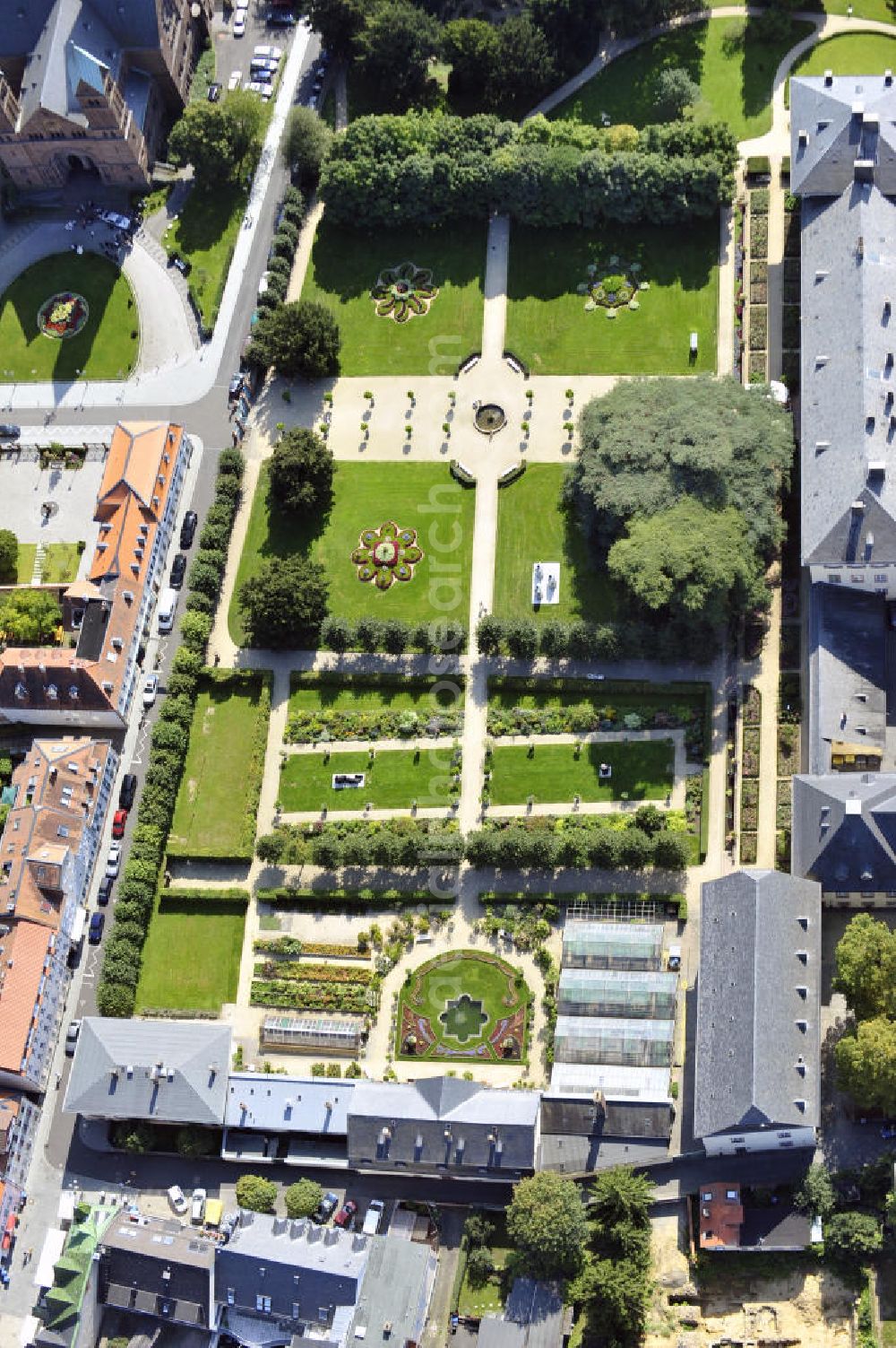 Bad Homburg from the bird's eye view: Schloss Bad Homburg in Homburg, Hessen. Das ehemalige Domizil der Landgrafen von Hessen-Homburg und spätere Sommerresidenz der preußischen Könige und deutschen Kaiser wurde im späten 17. Jahrhundert erbaut. Das markanteste Merkmal ist der aus dem 14. Jahrhundert stammende weiße Bergfried, der die Anlage überragt. Das Schloss ist unter der Verwaltung der Staatlichen Schlösser und Gärten in Hessen. Castle Bad Homburg in Homburg, Hesse. The former domicile of the landgraves of Hesse-Homburg and later the prussian kings and german emperors summer residence has been built in the late seventeenth century. Striking is the white keep, it dates back to the fourteenth century. The castle is under administration of the national castles and gardens in Hesse.