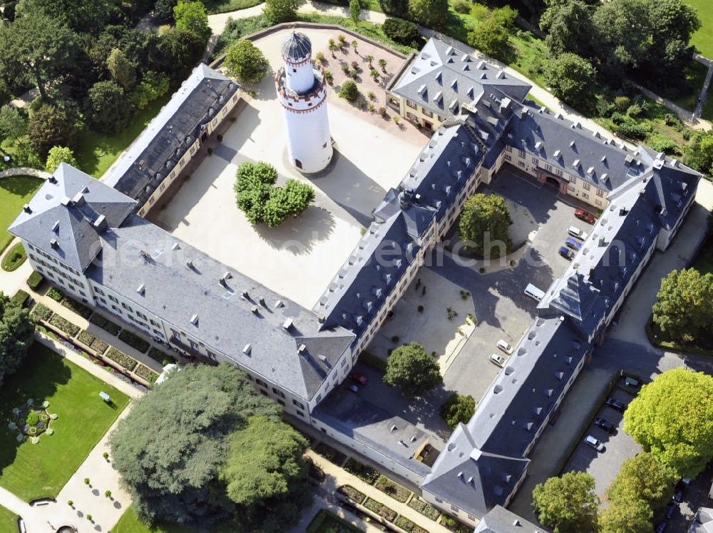 Aerial image Bad Homburg - Schloss Bad Homburg in Homburg, Hessen. Das ehemalige Domizil der Landgrafen von Hessen-Homburg und spätere Sommerresidenz der preußischen Könige und deutschen Kaiser wurde im späten 17. Jahrhundert erbaut. Das markanteste Merkmal ist der aus dem 14. Jahrhundert stammende weiße Bergfried, der die Anlage überragt. Das Schloss ist unter der Verwaltung der Staatlichen Schlösser und Gärten in Hessen. Castle Bad Homburg in Homburg, Hesse. The former domicile of the landgraves of Hesse-Homburg and later the prussian kings and german emperors summer residence has been built in the late seventeenth century. Striking is the white keep, it dates back to the fourteenth century. The castle is under administration of the national castles and gardens in Hesse.