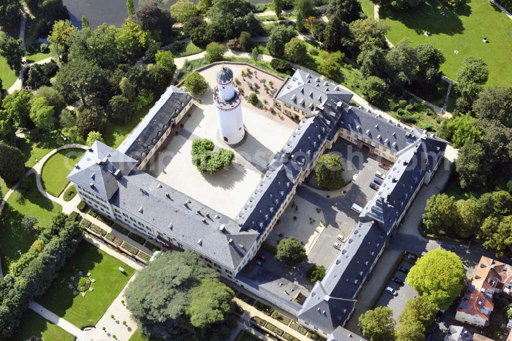 Aerial photograph Bad Homburg - Schloss Bad Homburg in Homburg, Hessen. Das ehemalige Domizil der Landgrafen von Hessen-Homburg und spätere Sommerresidenz der preußischen Könige und deutschen Kaiser wurde im späten 17. Jahrhundert erbaut. Das markanteste Merkmal ist der aus dem 14. Jahrhundert stammende weiße Bergfried, der die Anlage überragt. Das Schloss ist unter der Verwaltung der Staatlichen Schlösser und Gärten in Hessen. Castle Bad Homburg in Homburg, Hesse. The former domicile of the landgraves of Hesse-Homburg and later the prussian kings and german emperors summer residence has been built in the late seventeenth century. Striking is the white keep, it dates back to the fourteenth century. The castle is under administration of the national castles and gardens in Hesse.