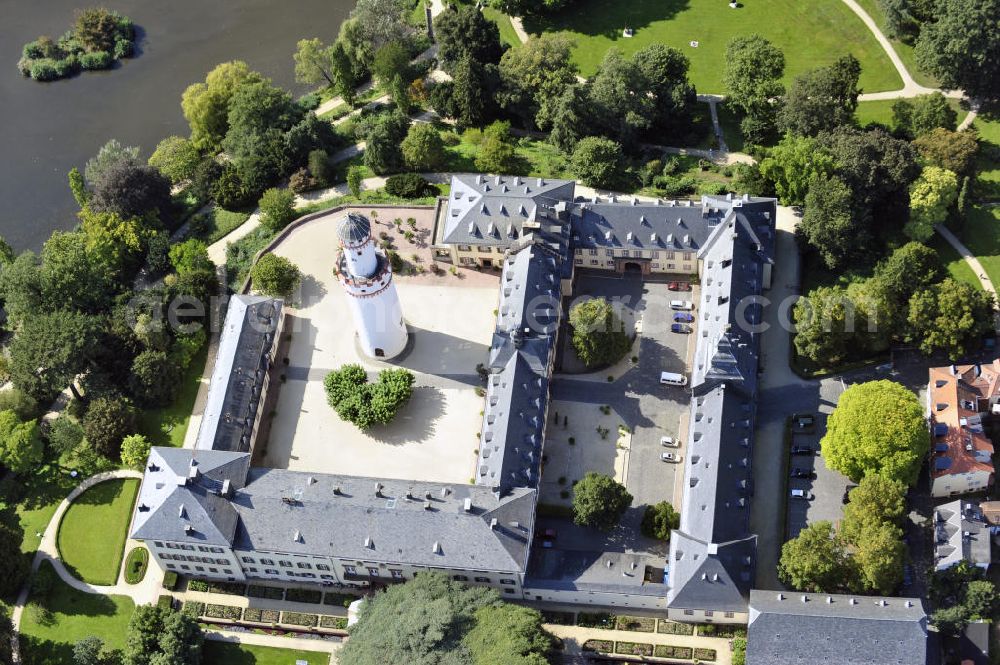 Bad Homburg from above - Schloss Bad Homburg in Homburg, Hessen. Das ehemalige Domizil der Landgrafen von Hessen-Homburg und spätere Sommerresidenz der preußischen Könige und deutschen Kaiser wurde im späten 17. Jahrhundert erbaut. Das markanteste Merkmal ist der aus dem 14. Jahrhundert stammende weiße Bergfried, der die Anlage überragt. Das Schloss ist unter der Verwaltung der Staatlichen Schlösser und Gärten in Hessen. Castle Bad Homburg in Homburg, Hesse. The former domicile of the landgraves of Hesse-Homburg and later the prussian kings and german emperors summer residence has been built in the late seventeenth century. Striking is the white keep, it dates back to the fourteenth century. The castle is under administration of the national castles and gardens in Hesse.