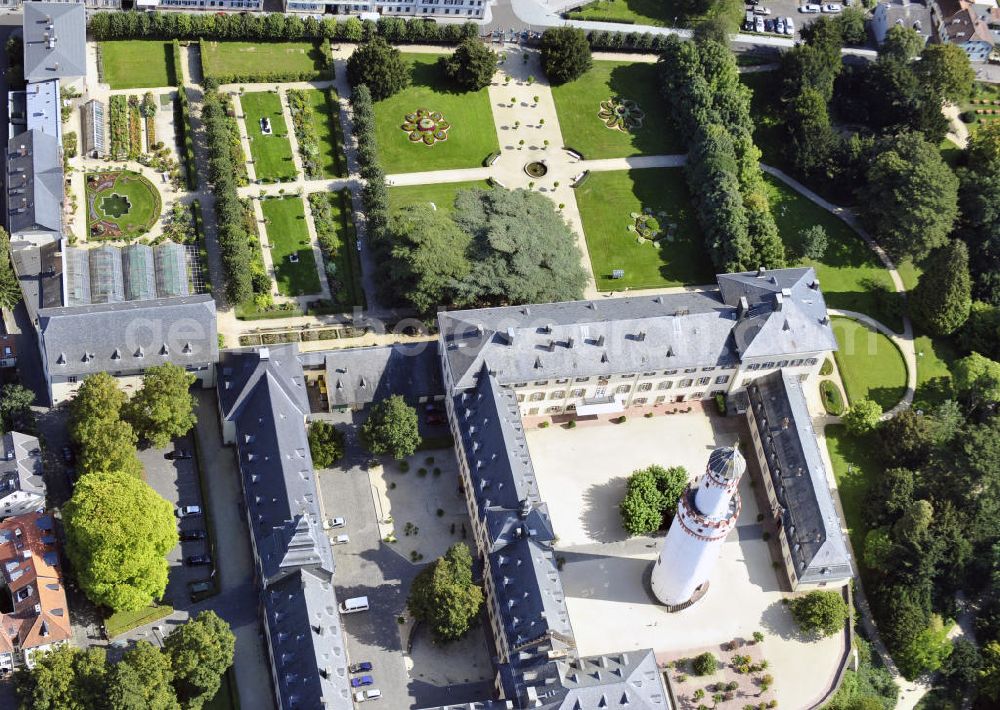 Bad Homburg from the bird's eye view: Schloss Bad Homburg in Homburg, Hessen. Das ehemalige Domizil der Landgrafen von Hessen-Homburg und spätere Sommerresidenz der preußischen Könige und deutschen Kaiser wurde im späten 17. Jahrhundert erbaut. Das markanteste Merkmal ist der aus dem 14. Jahrhundert stammende weiße Bergfried, der die Anlage überragt. Das Schloss ist unter der Verwaltung der Staatlichen Schlösser und Gärten in Hessen. Castle Bad Homburg in Homburg, Hesse. The former domicile of the landgraves of Hesse-Homburg and later the prussian kings and german emperors summer residence has been built in the late seventeenth century. Striking is the white keep, it dates back to the fourteenth century. The castle is under administration of the national castles and gardens in Hesse.