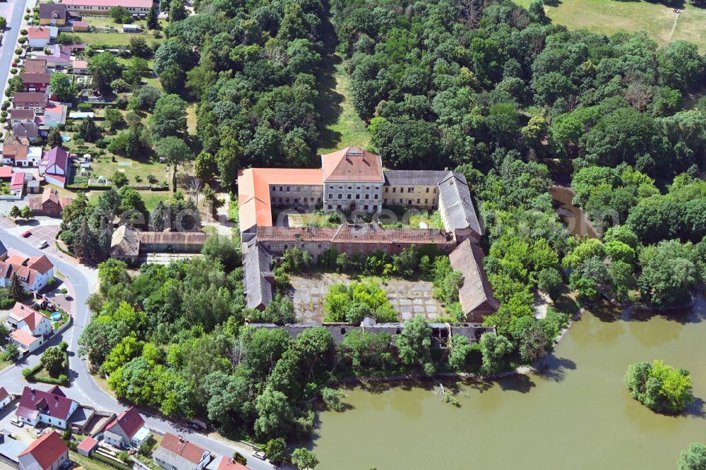 Schönwölkau from above - Building complex in the park of the castle Barockschloss Schoenwelkau in Schoenwoelkau in the state Saxony, Germany