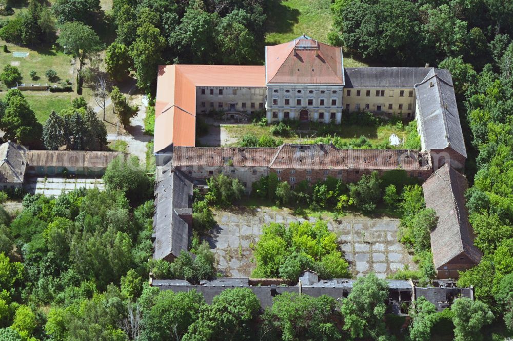 Schönwölkau from the bird's eye view: Building complex in the park of the castle Barockschloss Schoenwelkau in Schoenwoelkau in the state Saxony, Germany