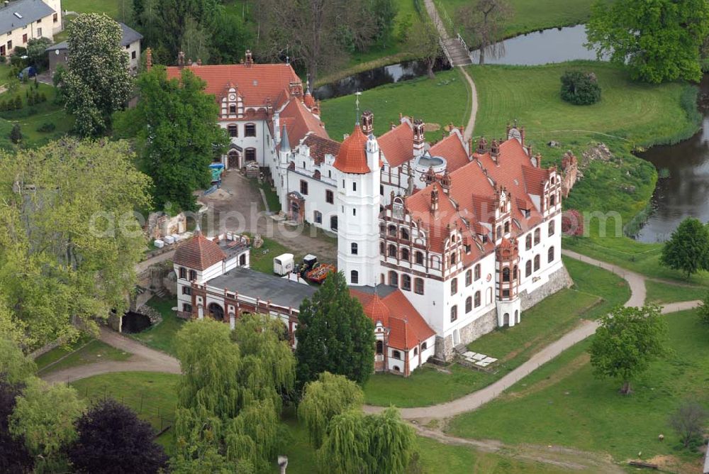 Basedow from the bird's eye view: Das Schloss Basedow liegt in der Gemeinde Basedow im Südwesten des Landkreises Demmin in Mecklenburg-Vorpommern, direkt am Malchiner See. Es ist eine der bedeutendsten Schlossanlagen Mecklenburg-Vorpommerns und stellt sich heute als unregelmäßige Dreiflügelanlage mit umgebendem Landschaftspark mit einer Gesamtfläche von ca. 200 Hektar dar.