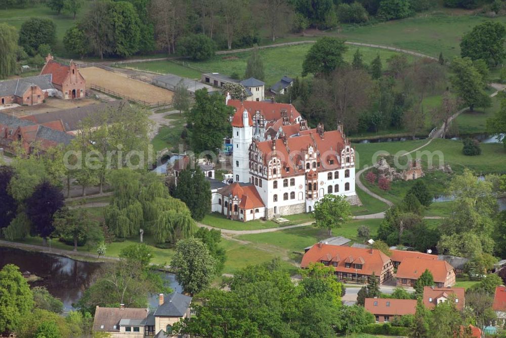 Aerial image Basedow - Das Schloss Basedow liegt in der Gemeinde Basedow im Südwesten des Landkreises Demmin in Mecklenburg-Vorpommern, direkt am Malchiner See. Es ist eine der bedeutendsten Schlossanlagen Mecklenburg-Vorpommerns und stellt sich heute als unregelmäßige Dreiflügelanlage mit umgebendem Landschaftspark mit einer Gesamtfläche von ca. 200 Hektar dar.