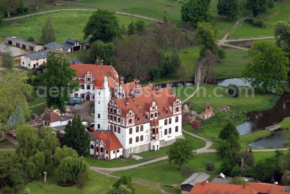 Aerial photograph Basedow - Das Schloss Basedow liegt in der Gemeinde Basedow im Südwesten des Landkreises Demmin in Mecklenburg-Vorpommern, direkt am Malchiner See. Es ist eine der bedeutendsten Schlossanlagen Mecklenburg-Vorpommerns und stellt sich heute als unregelmäßige Dreiflügelanlage mit umgebendem Landschaftspark mit einer Gesamtfläche von ca. 200 Hektar dar.