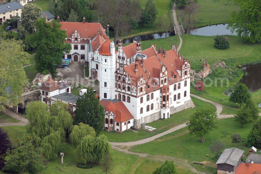 Basedow from above - Das Schloss Basedow liegt in der Gemeinde Basedow im Südwesten des Landkreises Demmin in Mecklenburg-Vorpommern, direkt am Malchiner See. Es ist eine der bedeutendsten Schlossanlagen Mecklenburg-Vorpommerns und stellt sich heute als unregelmäßige Dreiflügelanlage mit umgebendem Landschaftspark mit einer Gesamtfläche von ca. 200 Hektar dar.