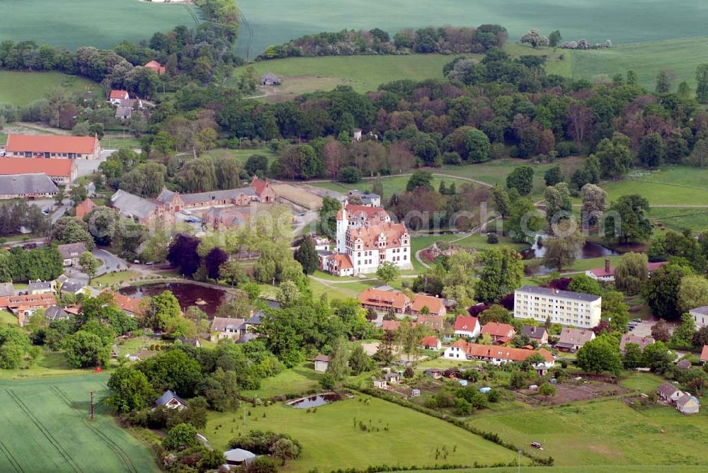 Basedow from the bird's eye view: Das Schloss Basedow liegt in der Gemeinde Basedow im Südwesten des Landkreises Demmin in Mecklenburg-Vorpommern, direkt am Malchiner See. Es ist eine der bedeutendsten Schlossanlagen Mecklenburg-Vorpommerns und stellt sich heute als unregelmäßige Dreiflügelanlage mit umgebendem Landschaftspark mit einer Gesamtfläche von ca. 200 Hektar dar.