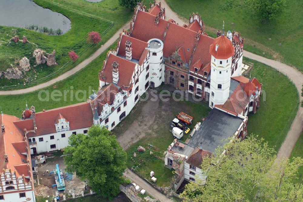 Aerial image Basedow - Das Schloss Basedow liegt in der Gemeinde Basedow im Südwesten des Landkreises Demmin in Mecklenburg-Vorpommern, direkt am Malchiner See. Es ist eine der bedeutendsten Schlossanlagen Mecklenburg-Vorpommerns und stellt sich heute als unregelmäßige Dreiflügelanlage mit umgebendem Landschaftspark mit einer Gesamtfläche von ca. 200 Hektar dar.