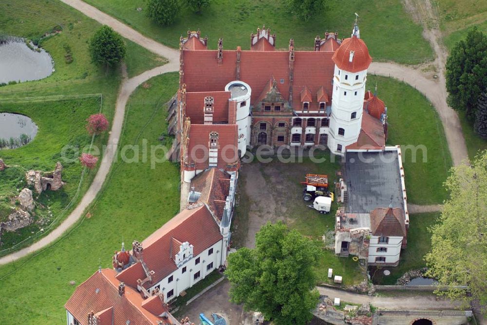 Aerial photograph Basedow - Das Schloss Basedow liegt in der Gemeinde Basedow im Südwesten des Landkreises Demmin in Mecklenburg-Vorpommern, direkt am Malchiner See. Es ist eine der bedeutendsten Schlossanlagen Mecklenburg-Vorpommerns und stellt sich heute als unregelmäßige Dreiflügelanlage mit umgebendem Landschaftspark mit einer Gesamtfläche von ca. 200 Hektar dar.