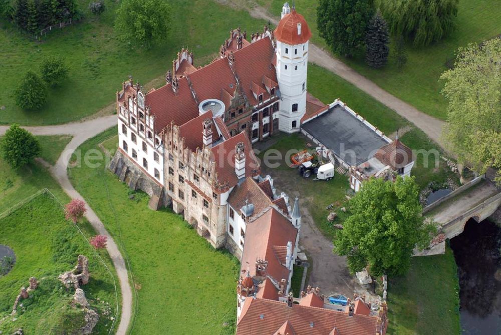 Basedow from above - Das Schloss Basedow liegt in der Gemeinde Basedow im Südwesten des Landkreises Demmin in Mecklenburg-Vorpommern, direkt am Malchiner See. Es ist eine der bedeutendsten Schlossanlagen Mecklenburg-Vorpommerns und stellt sich heute als unregelmäßige Dreiflügelanlage mit umgebendem Landschaftspark mit einer Gesamtfläche von ca. 200 Hektar dar.