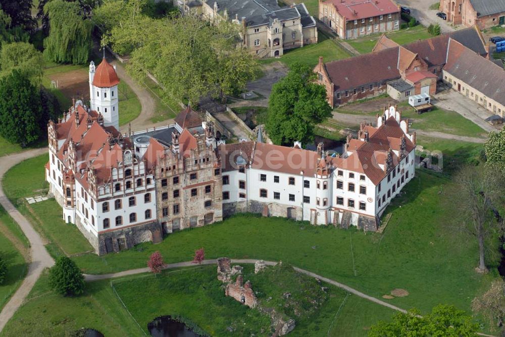 Basedow from the bird's eye view: Das Schloss Basedow liegt in der Gemeinde Basedow im Südwesten des Landkreises Demmin in Mecklenburg-Vorpommern, direkt am Malchiner See. Es ist eine der bedeutendsten Schlossanlagen Mecklenburg-Vorpommerns und stellt sich heute als unregelmäßige Dreiflügelanlage mit umgebendem Landschaftspark mit einer Gesamtfläche von ca. 200 Hektar dar.