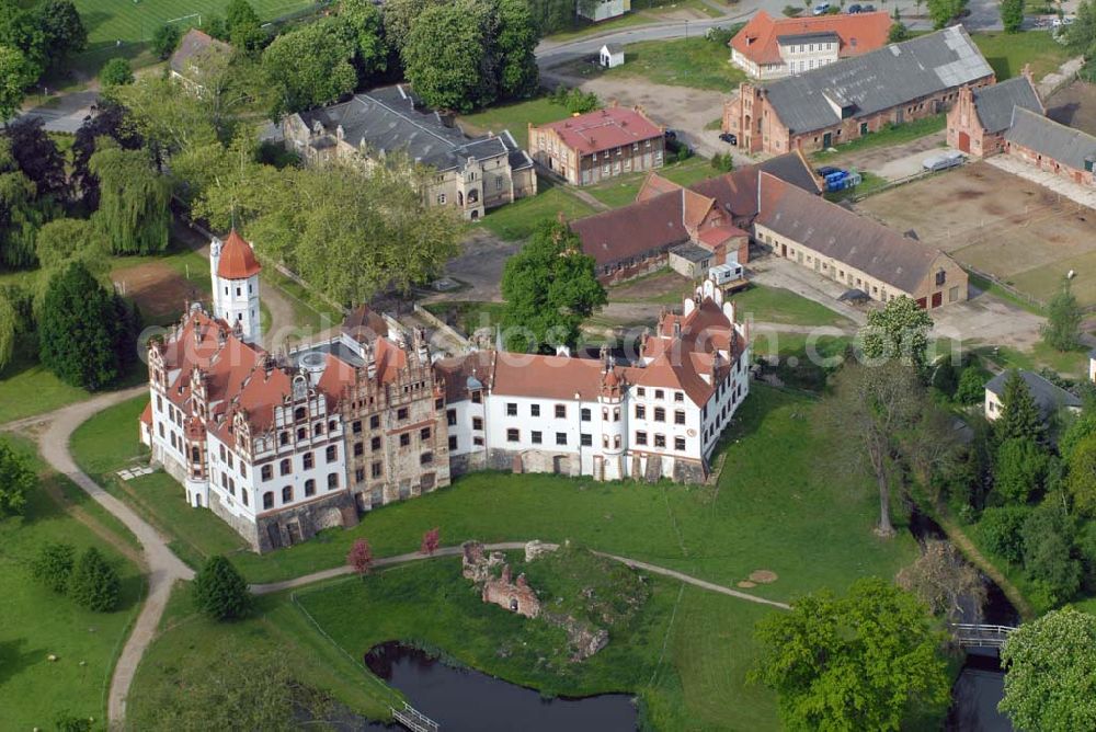 Aerial image Basedow - Das Schloss Basedow liegt in der Gemeinde Basedow im Südwesten des Landkreises Demmin in Mecklenburg-Vorpommern, direkt am Malchiner See. Es ist eine der bedeutendsten Schlossanlagen Mecklenburg-Vorpommerns und stellt sich heute als unregelmäßige Dreiflügelanlage mit umgebendem Landschaftspark mit einer Gesamtfläche von ca. 200 Hektar dar.