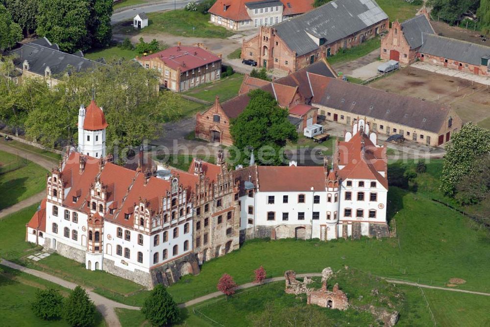 Aerial photograph Basedow - Das Schloss Basedow liegt in der Gemeinde Basedow im Südwesten des Landkreises Demmin in Mecklenburg-Vorpommern, direkt am Malchiner See. Es ist eine der bedeutendsten Schlossanlagen Mecklenburg-Vorpommerns und stellt sich heute als unregelmäßige Dreiflügelanlage mit umgebendem Landschaftspark mit einer Gesamtfläche von ca. 200 Hektar dar.