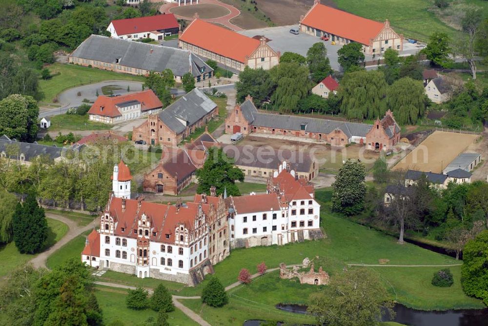 Basedow from above - Das Schloss Basedow liegt in der Gemeinde Basedow im Südwesten des Landkreises Demmin in Mecklenburg-Vorpommern, direkt am Malchiner See. Es ist eine der bedeutendsten Schlossanlagen Mecklenburg-Vorpommerns und stellt sich heute als unregelmäßige Dreiflügelanlage mit umgebendem Landschaftspark mit einer Gesamtfläche von ca. 200 Hektar dar.