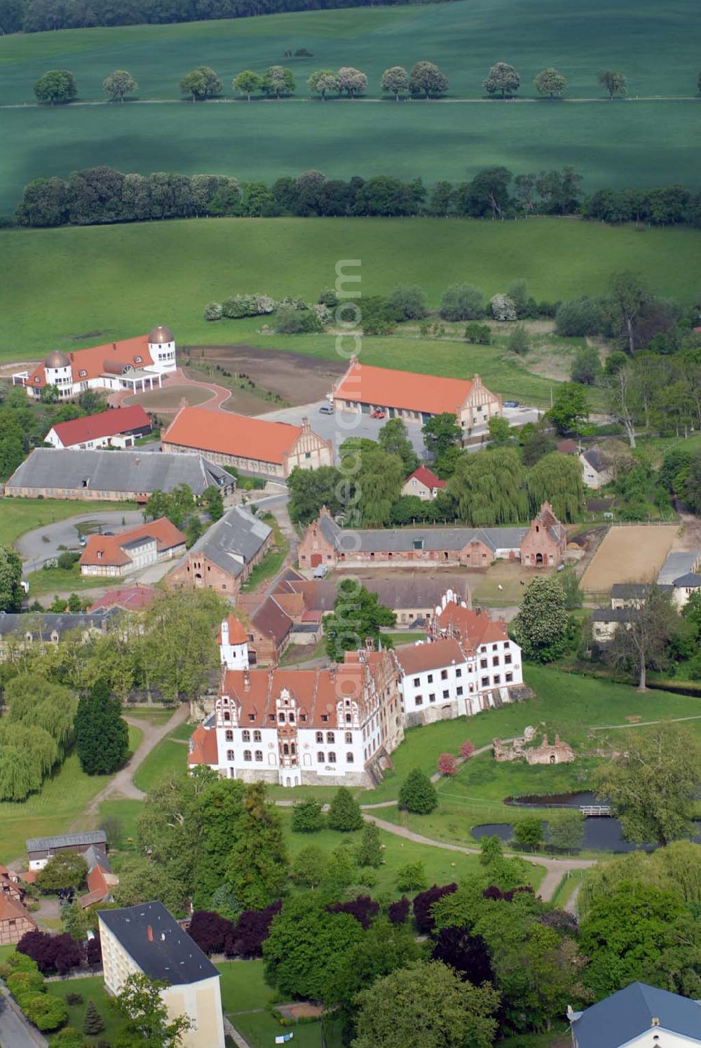 Basedow from the bird's eye view: Das Schloss Basedow liegt in der Gemeinde Basedow im Südwesten des Landkreises Demmin in Mecklenburg-Vorpommern, direkt am Malchiner See. Es ist eine der bedeutendsten Schlossanlagen Mecklenburg-Vorpommerns und stellt sich heute als unregelmäßige Dreiflügelanlage mit umgebendem Landschaftspark mit einer Gesamtfläche von ca. 200 Hektar dar.