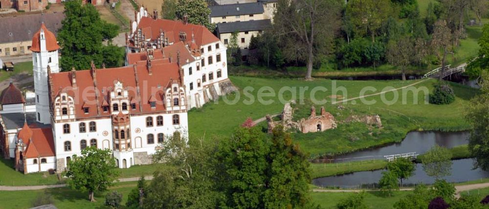 Aerial image Basedow - Das Schloss Basedow liegt in der Gemeinde Basedow im Südwesten des Landkreises Demmin in Mecklenburg-Vorpommern, direkt am Malchiner See. Es ist eine der bedeutendsten Schlossanlagen Mecklenburg-Vorpommerns und stellt sich heute als unregelmäßige Dreiflügelanlage mit umgebendem Landschaftspark mit einer Gesamtfläche von ca. 200 Hektar dar.