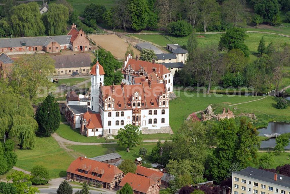 Aerial photograph Basedow - Das Schloss Basedow liegt in der Gemeinde Basedow im Südwesten des Landkreises Demmin in Mecklenburg-Vorpommern, direkt am Malchiner See. Es ist eine der bedeutendsten Schlossanlagen Mecklenburg-Vorpommerns und stellt sich heute als unregelmäßige Dreiflügelanlage mit umgebendem Landschaftspark mit einer Gesamtfläche von ca. 200 Hektar dar.