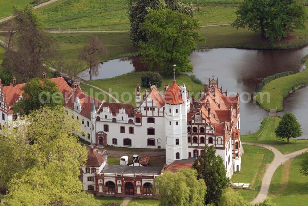 Basedow from above - Das Schloss Basedow liegt in der Gemeinde Basedow im Südwesten des Landkreises Demmin in Mecklenburg-Vorpommern, direkt am Malchiner See. Es ist eine der bedeutendsten Schlossanlagen Mecklenburg-Vorpommerns und stellt sich heute als unregelmäßige Dreiflügelanlage mit umgebendem Landschaftspark mit einer Gesamtfläche von ca. 200 Hektar dar.