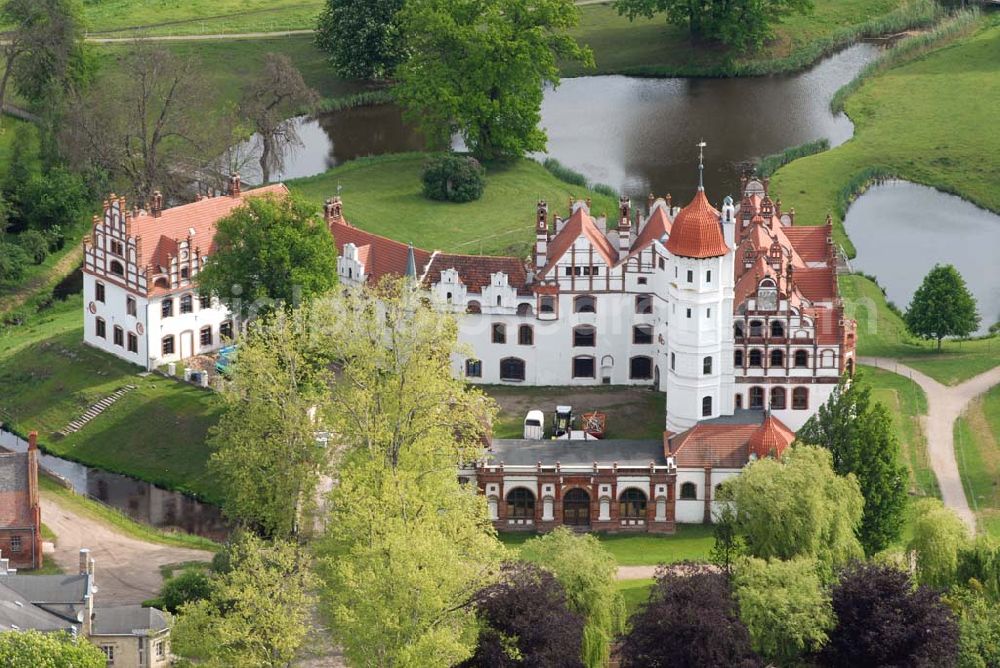 Basedow from the bird's eye view: Das Schloss Basedow liegt in der Gemeinde Basedow im Südwesten des Landkreises Demmin in Mecklenburg-Vorpommern, direkt am Malchiner See. Es ist eine der bedeutendsten Schlossanlagen Mecklenburg-Vorpommerns und stellt sich heute als unregelmäßige Dreiflügelanlage mit umgebendem Landschaftspark mit einer Gesamtfläche von ca. 200 Hektar dar.