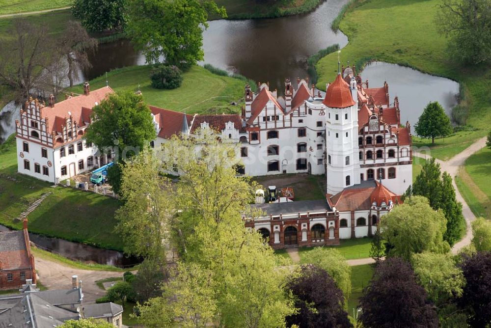 Aerial image Basedow - Das Schloss Basedow liegt in der Gemeinde Basedow im Südwesten des Landkreises Demmin in Mecklenburg-Vorpommern, direkt am Malchiner See. Es ist eine der bedeutendsten Schlossanlagen Mecklenburg-Vorpommerns und stellt sich heute als unregelmäßige Dreiflügelanlage mit umgebendem Landschaftspark mit einer Gesamtfläche von ca. 200 Hektar dar.