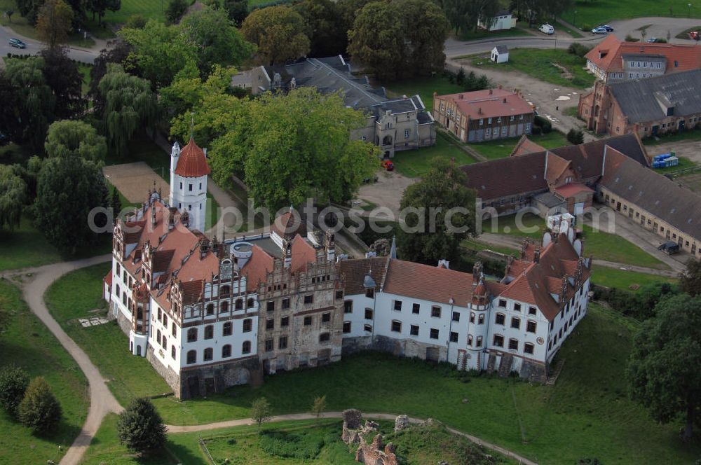 Aerial image Basedow - Das Schloss liegt direkt am Malchiner See. Es ist eine der bedeutendsten Schlossanlagen Mecklenburg-Vorpommerns und stellt sich heute als unregelmäßige Dreiflügelanlage mit umgebendem Landschaftspark mit einer Gesamtfläche von ca. 200 Hektar dar. Kontakt Touristeniformation: Touristik GmbH Mecklenburgische Schweiz, Am Bahnhof 4, 17139 Malchin; Tel.: 03994299780