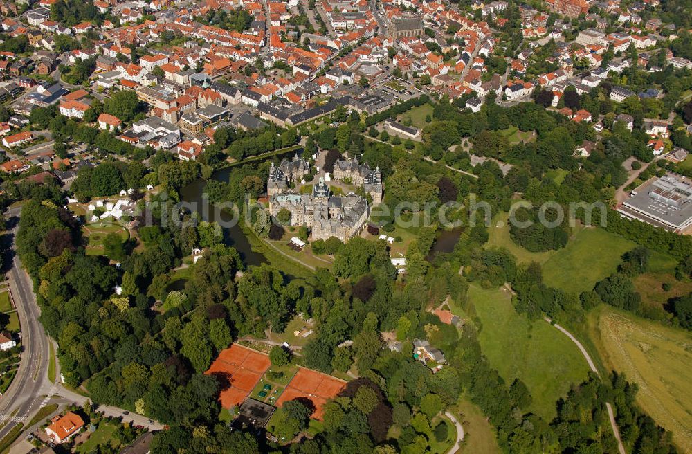 BÜCKEBURG from the bird's eye view: Blick auf das Schloss Bückeburg in Niedersachsen. View of the Bückeburg castle in Lower Saxony.