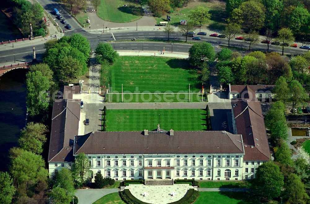 Aerial photograph Berlin-Tiergarten - Schloß Bellevue im Berliner Tiergarten (Amtssitz des Bundespräsidenten).