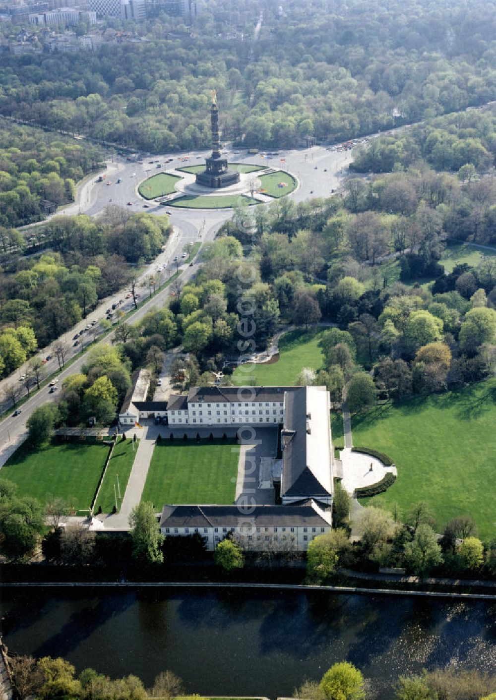 Aerial image Berlin - Blick auf das Schloss Bellevue am Spreeweg 1 und die Siegessäule am Großen Stern im Berlin-Tiergarten. Das Schloss Bellevue dient seit 1994 als Amtssitz des Bundespräsidenten und liegt am Ufer der Spree, Kontakt: