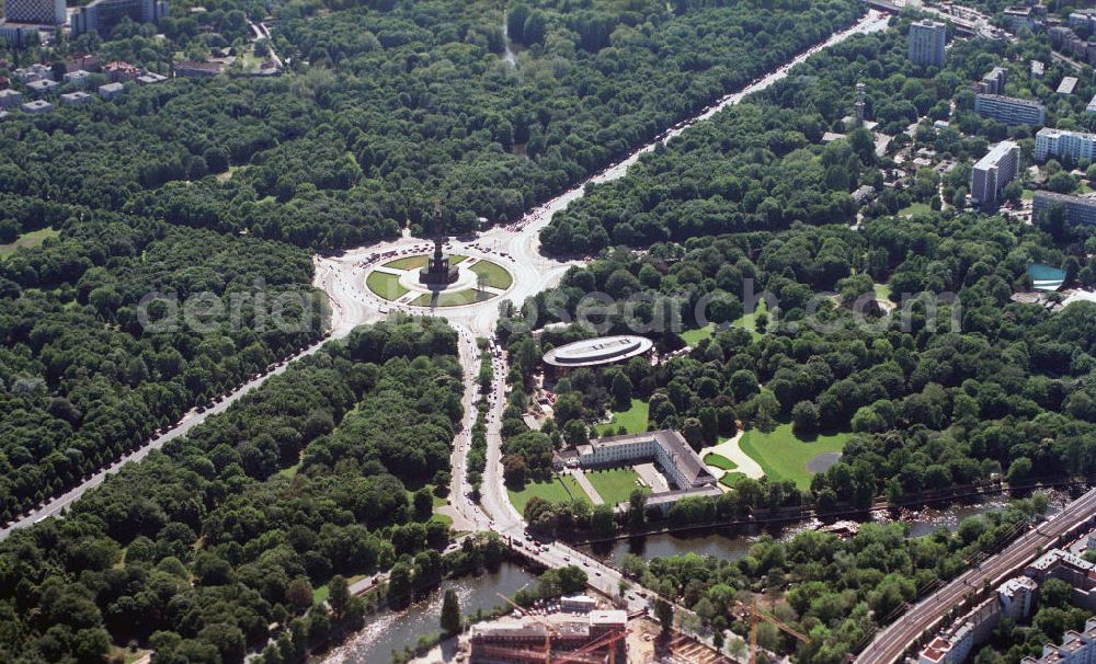 Berlin from above - Blick über das Schloss Bellevue bzw. Schloß Schönblick an der Spree, der Amtssitz des deutschen Bundespräsidenten,auf die Siegessäule Goldelse im Berliner Ortsteil Tiergarten. Bellevue Palace is the official residence of the President of Germany, the palace is situated on the northern edge of the Großer Tiergarten park, on the banks of the Spree river, near the Berlin Victory Column.