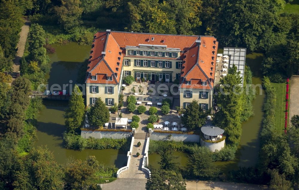 Gelsenkirchen from the bird's eye view: Berge castle in Gelsenkirchen in the state North Rhine-Westphalia. The moated castle is located on the Adenauerallee und houses a hotel and the corresponding hotel's on-site restaurant today