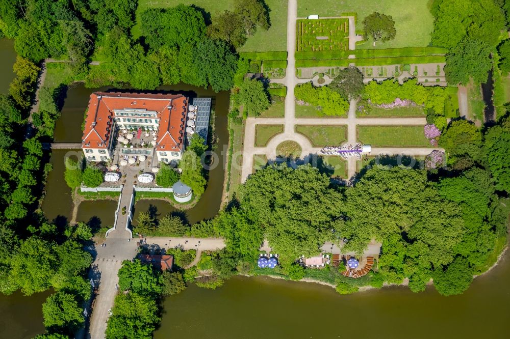 Aerial photograph Gelsenkirchen - Berge castle in Gelsenkirchen in the state North Rhine-Westphalia. The moated castle is located on the Adenauerallee und houses a hotel and the corresponding hotel's on-site restaurant today