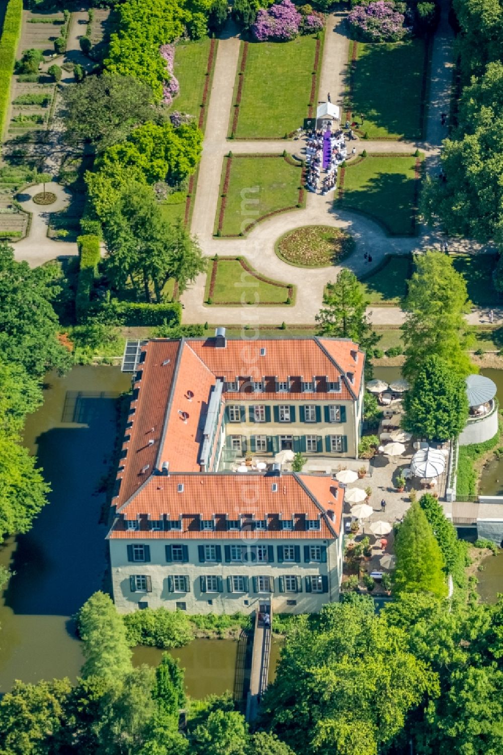 Gelsenkirchen from above - Berge castle in Gelsenkirchen in the state North Rhine-Westphalia. The moated castle is located on the Adenauerallee und houses a hotel and the corresponding hotel's on-site restaurant today