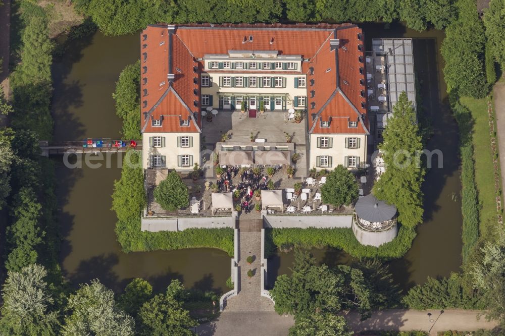 Aerial photograph Gelsenkirchen - 09/06/2012 GELSENKIRCHEN castle overlooking mountains in the Buer district of Gelsenkirchen, North Rhine-Westphalia. It was built as a fortress to protect the water today in Gelsenkirchen district alder and to 1433 was the family seat of the mountains. In the first half of the 16th Century, rebuilt into a castle and in the last quarter of the 18th Century changed again, to the mansion of the system presented in the style of late baroque to classicism at the threshold. It is now used as a hotel-restaurant