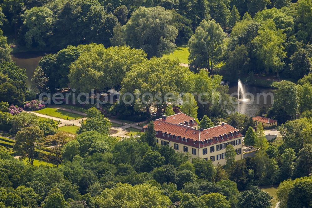 Aerial image Gelsenkirchen - Castle overlooking mountains in the Buer district of Gelsenkirchen, North Rhine-Westphalia. It was built as a fortress to protect the water today in Gelsenkirchen district alder and to 1433 was the family seat of the mountains. In the first half of the 16th Century, rebuilt into a castle and in the last quarter of the 18th Century changed again, to the mansion of the system presented in the style of late baroque to classicism at the threshold. It is now used as a hotel-restaurant