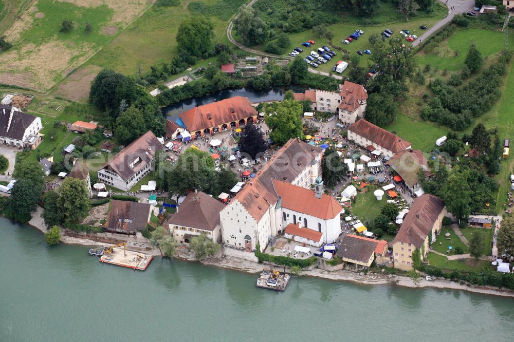 Aerial image Rheinfelden - Schloss Beuggen ist ein 20 Kilometer östlich von Basel am baden-württembergischen Ufer des Rheins, auf dem Gebiet der Stadt Rheinfelden (Baden) im Landkreis Lörrach, gelegenes ehemaliges Wasserschloss. Die Anlage diente 560 Jahre lang als Sitz des Deutschen Ordens in der Ballei Schwaben-Elsass-Burgund; sie ist heute die älteste noch erhaltene Kommende dieses Ritterordens überhaupt. Heute dient Schloss Beuggen als Tagungs- und Begegnungsstätte der Evangelischen Landeskirche in Baden sowie Ort verschiedener Veranstaltungen. Beuggen Castle on the Rhine at Rheinfelden.