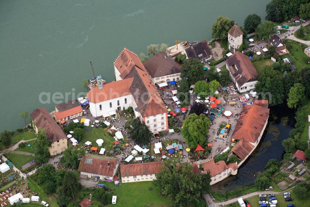 Aerial photograph Rheinfelden - Schloss Beuggen ist ein 20 Kilometer östlich von Basel am baden-württembergischen Ufer des Rheins, auf dem Gebiet der Stadt Rheinfelden (Baden) im Landkreis Lörrach, gelegenes ehemaliges Wasserschloss. Die Anlage diente 560 Jahre lang als Sitz des Deutschen Ordens in der Ballei Schwaben-Elsass-Burgund; sie ist heute die älteste noch erhaltene Kommende dieses Ritterordens überhaupt. Heute dient Schloss Beuggen als Tagungs- und Begegnungsstätte der Evangelischen Landeskirche in Baden sowie Ort verschiedener Veranstaltungen. Beuggen Castle on the Rhine at Rheinfelden.