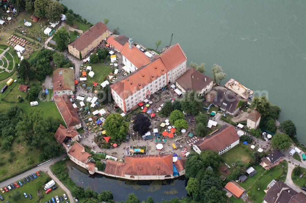 Rheinfelden from above - Schloss Beuggen ist ein 20 Kilometer östlich von Basel am baden-württembergischen Ufer des Rheins, auf dem Gebiet der Stadt Rheinfelden (Baden) im Landkreis Lörrach, gelegenes ehemaliges Wasserschloss. Die Anlage diente 560 Jahre lang als Sitz des Deutschen Ordens in der Ballei Schwaben-Elsass-Burgund; sie ist heute die älteste noch erhaltene Kommende dieses Ritterordens überhaupt. Heute dient Schloss Beuggen als Tagungs- und Begegnungsstätte der Evangelischen Landeskirche in Baden sowie Ort verschiedener Veranstaltungen. Beuggen Castle on the Rhine at Rheinfelden.