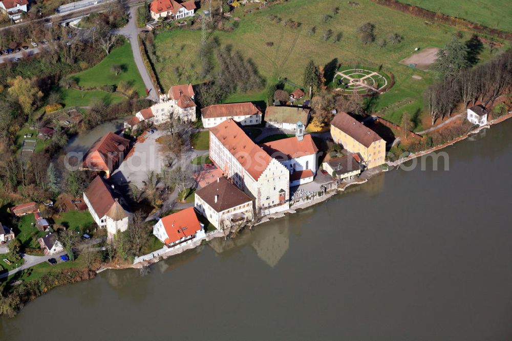 Rheinfelden from the bird's eye view: Schloss Beuggen ist ein 20 Kilometer östlich von Basel am baden-württembergischen Ufer des Rheins, auf dem Gebiet der Stadt Rheinfelden (Baden) im Landkreis Lörrach, gelegenes ehemaliges Wasserschloss. Die Anlage diente 560 Jahre lang als Sitz des Deutschen Ordens in der Ballei Schwaben-Elsass-Burgund; sie ist heute die älteste noch erhaltene Kommende dieses Ritterordens überhaupt. Heute dient Schloss Beuggen als Tagungs- und Begegnungsstätte der Evangelischen Landeskirche in Baden sowie Ort verschiedener Veranstaltungen. Beuggen Castle on the Rhine at Rheinfelden.