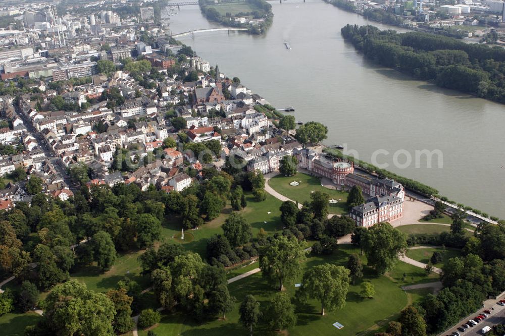 Wiesbaden from above - Das Schloss Biebrich ist die barocke Residenz der ehemaligen Fürsten und späteren Herzöge von Nassau am Rheinufer im Wiesbadener Stadtteil Biebrich. Unter an derem sind hier das Landesamt für denkmapflege Hessen und die staatliche Filmbewertungsstelle Wiesbaden untergebracht. Biebrich Palace is a Baroque residence in the district of Biebrich. It served as the ducal residence for the independent Duchy of Nassau from 1816 until 1866.