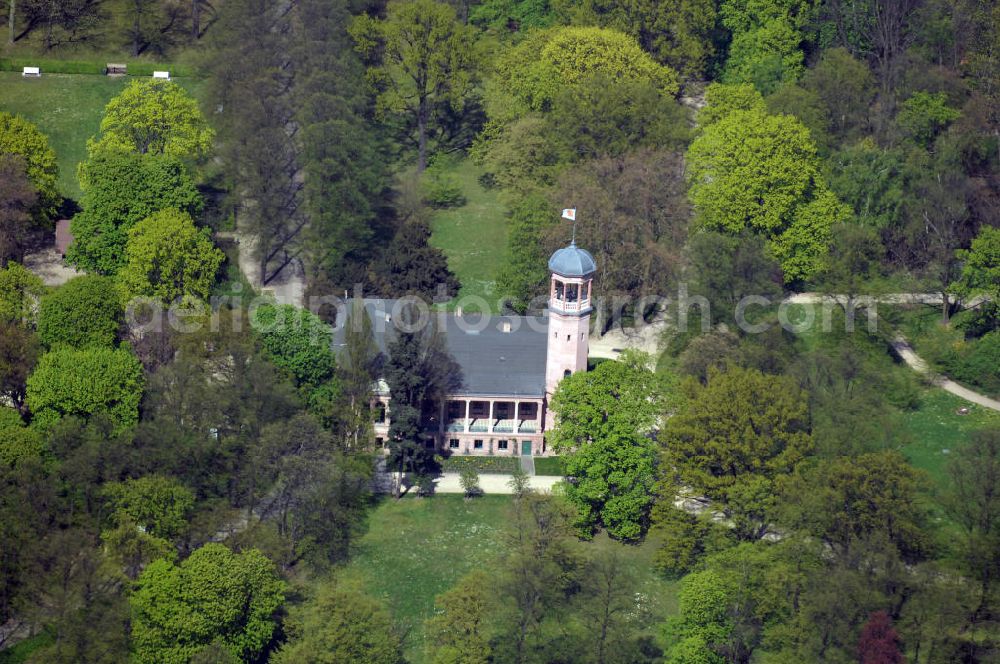 Aerial photograph Berlin - Es wurde 1868 als spätklassizistische Turmvilla auf dem Gelände eines ehemaligen Rittergutes erbaut. Zu den Besitzern des Schlosses zählten unter an derem Werner und Wilhelm von Siemens. Wilhelm ließ den Schlosspark zwischen 1891 und 1898 auf 14 Hektar erweitern und durch den Gartenarchitekten Albert Brodersen als Landschaftspark gestalten. Das Schloss, dem die Architekten Martin Gropius, Heino Schmieden und später Theodor Astfalck sein einst markantes Aussehen verliehen, ging 1927 in den Besitz der Stadt Berlin über und ist seitdem einer stetigen Vernachlässigung ausgesetzt worden. Ein Brand im Jahre 1945 vernichtete das Obergeschoss, das bislang nicht wieder aufgebaut wurde. Seit 1979 stehen der alte Herrensitz, der Schlosspark und der historische Biesdorfer Ortskern unter Denkmalschutz. Als besonderes Schutzgut gilt die für den Berliner Raum einmalige Fassadenausführung in eingefärbtem Romanzementmörtel (Kunststeinfassade, ausgeführt durch den Stukkateurmeister H.Beyerhaus, Berlin, als „meine erste Fassade in Zementguß“). Das Biesdorfer Schloss wurde in den vergangenen Jahren und Jahrzehnten als Freizeiteinrichtung und seit 1994 als sozial-kulturelles Zentrum genutzt.