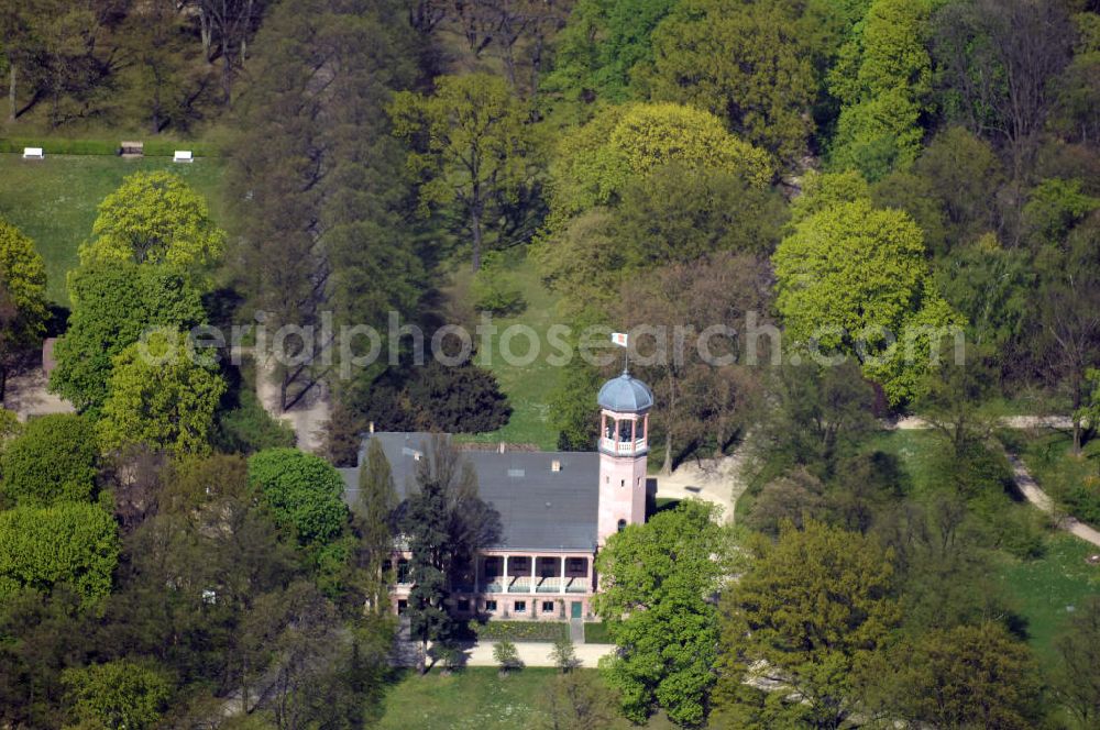 Berlin from above - Es wurde 1868 als spätklassizistische Turmvilla auf dem Gelände eines ehemaligen Rittergutes erbaut. Zu den Besitzern des Schlosses zählten unter an derem Werner und Wilhelm von Siemens. Wilhelm ließ den Schlosspark zwischen 1891 und 1898 auf 14 Hektar erweitern und durch den Gartenarchitekten Albert Brodersen als Landschaftspark gestalten. Das Schloss, dem die Architekten Martin Gropius, Heino Schmieden und später Theodor Astfalck sein einst markantes Aussehen verliehen, ging 1927 in den Besitz der Stadt Berlin über und ist seitdem einer stetigen Vernachlässigung ausgesetzt worden. Ein Brand im Jahre 1945 vernichtete das Obergeschoss, das bislang nicht wieder aufgebaut wurde. Seit 1979 stehen der alte Herrensitz, der Schlosspark und der historische Biesdorfer Ortskern unter Denkmalschutz. Als besonderes Schutzgut gilt die für den Berliner Raum einmalige Fassadenausführung in eingefärbtem Romanzementmörtel (Kunststeinfassade, ausgeführt durch den Stukkateurmeister H.Beyerhaus, Berlin, als „meine erste Fassade in Zementguß“). Das Biesdorfer Schloss wurde in den vergangenen Jahren und Jahrzehnten als Freizeiteinrichtung und seit 1994 als sozial-kulturelles Zentrum genutzt.