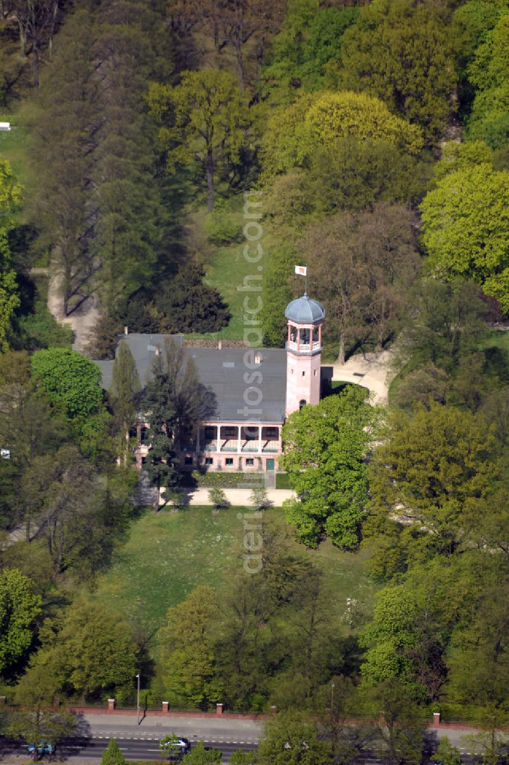 Berlin from the bird's eye view: Es wurde 1868 als spätklassizistische Turmvilla auf dem Gelände eines ehemaligen Rittergutes erbaut. Zu den Besitzern des Schlosses zählten unter an derem Werner und Wilhelm von Siemens. Wilhelm ließ den Schlosspark zwischen 1891 und 1898 auf 14 Hektar erweitern und durch den Gartenarchitekten Albert Brodersen als Landschaftspark gestalten. Das Schloss, dem die Architekten Martin Gropius, Heino Schmieden und später Theodor Astfalck sein einst markantes Aussehen verliehen, ging 1927 in den Besitz der Stadt Berlin über und ist seitdem einer stetigen Vernachlässigung ausgesetzt worden. Ein Brand im Jahre 1945 vernichtete das Obergeschoss, das bislang nicht wieder aufgebaut wurde. Seit 1979 stehen der alte Herrensitz, der Schlosspark und der historische Biesdorfer Ortskern unter Denkmalschutz. Als besonderes Schutzgut gilt die für den Berliner Raum einmalige Fassadenausführung in eingefärbtem Romanzementmörtel (Kunststeinfassade, ausgeführt durch den Stukkateurmeister H.Beyerhaus, Berlin, als „meine erste Fassade in Zementguß“). Das Biesdorfer Schloss wurde in den vergangenen Jahren und Jahrzehnten als Freizeiteinrichtung und seit 1994 als sozial-kulturelles Zentrum genutzt.