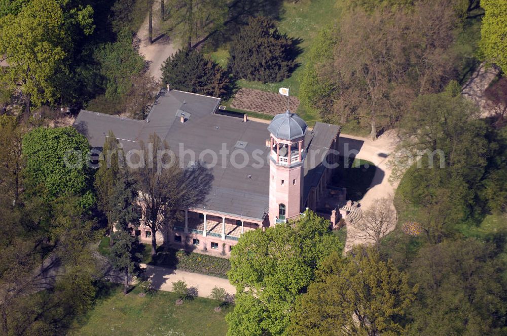 Berlin from above - Es wurde 1868 als spätklassizistische Turmvilla auf dem Gelände eines ehemaligen Rittergutes erbaut. Zu den Besitzern des Schlosses zählten unter an derem Werner und Wilhelm von Siemens. Wilhelm ließ den Schlosspark zwischen 1891 und 1898 auf 14 Hektar erweitern und durch den Gartenarchitekten Albert Brodersen als Landschaftspark gestalten. Das Schloss, dem die Architekten Martin Gropius, Heino Schmieden und später Theodor Astfalck sein einst markantes Aussehen verliehen, ging 1927 in den Besitz der Stadt Berlin über und ist seitdem einer stetigen Vernachlässigung ausgesetzt worden. Ein Brand im Jahre 1945 vernichtete das Obergeschoss, das bislang nicht wieder aufgebaut wurde. Seit 1979 stehen der alte Herrensitz, der Schlosspark und der historische Biesdorfer Ortskern unter Denkmalschutz. Als besonderes Schutzgut gilt die für den Berliner Raum einmalige Fassadenausführung in eingefärbtem Romanzementmörtel (Kunststeinfassade, ausgeführt durch den Stukkateurmeister H.Beyerhaus, Berlin, als „meine erste Fassade in Zementguß“). Das Biesdorfer Schloss wurde in den vergangenen Jahren und Jahrzehnten als Freizeiteinrichtung und seit 1994 als sozial-kulturelles Zentrum genutzt.