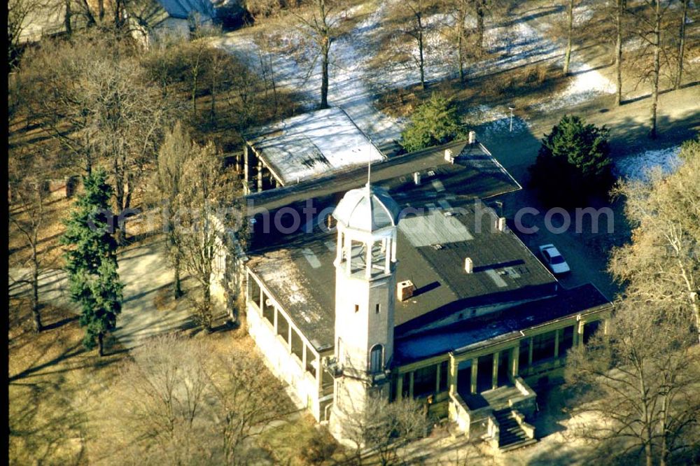 Berlin - Biesdorf from above - Schloß Biesdorf mit Parkanlagen an der B1 in Berlin - Marzahn / Biesdorf.