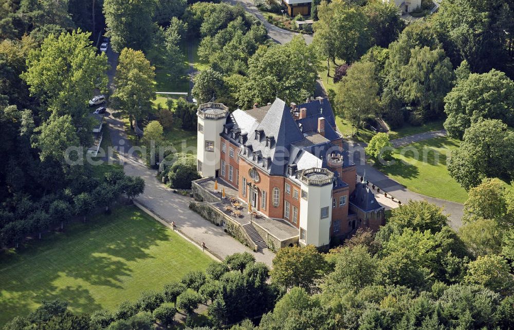 Sankt Augustin from the bird's eye view: Blick auf das Schloss Birlinghoven und das Institutszentrum der Fraunhofer-Gesellschaft. Das Fraunhofer-Institutszentrum Schloss Birlinghoven IZB ist eines der großen Informatik-Forschungszentren in Deutschland. View of Castle Birlinghoven and the Institute Centre of the Fraunhofer Society. The Fraunhofer Institute Center Castle Birlinghoven IZB is one of the major computer science research centers in Germany.