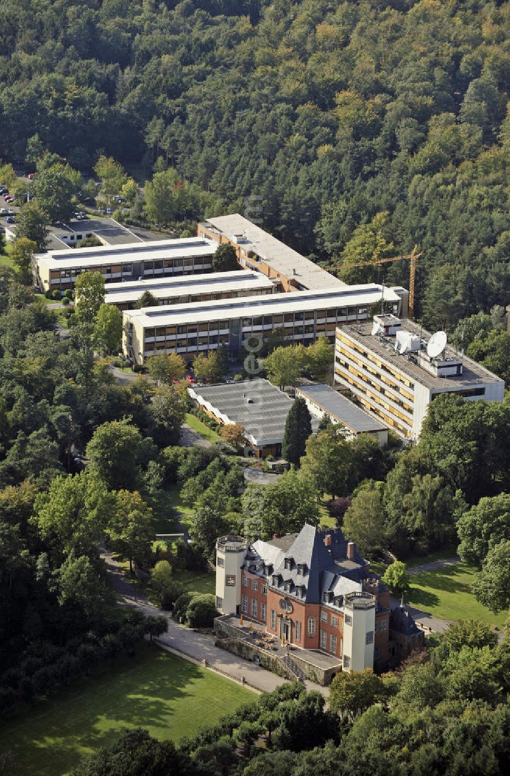 Sankt Augustin from the bird's eye view: Blick auf das Schloss Birlinghoven und das Institutszentrum der Fraunhofer-Gesellschaft. Das Fraunhofer-Institutszentrum Schloss Birlinghoven IZB ist eines der großen Informatik-Forschungszentren in Deutschland. View of Castle Birlinghoven and the Institute Centre of the Fraunhofer Society. The Fraunhofer Institute Center Castle Birlinghoven IZB is one of the major computer science research centers in Germany.