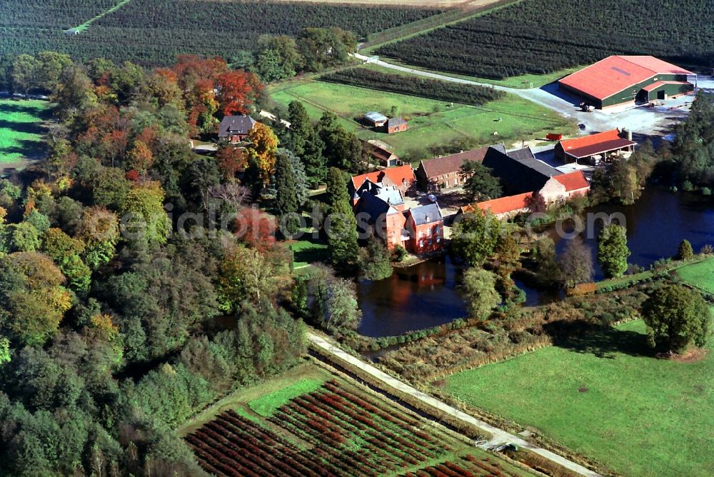 Aerial image Neukirchen-Vluyn - Castle Park and Water Castle Bloemershein in Neukirchen in North Rhine-Westphalia